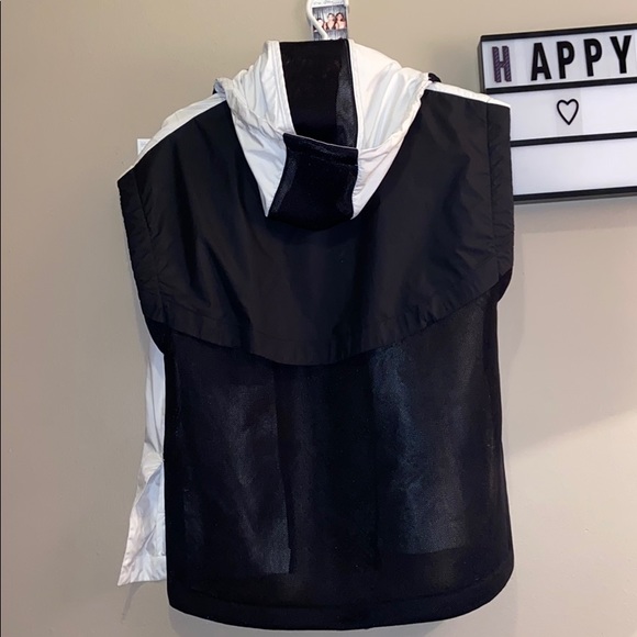 Nike windbreaker vest like new - Picture 3 of 4